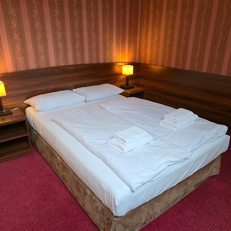 Hotel Dworski Galaktyczny Park Warzymice Exterior foto