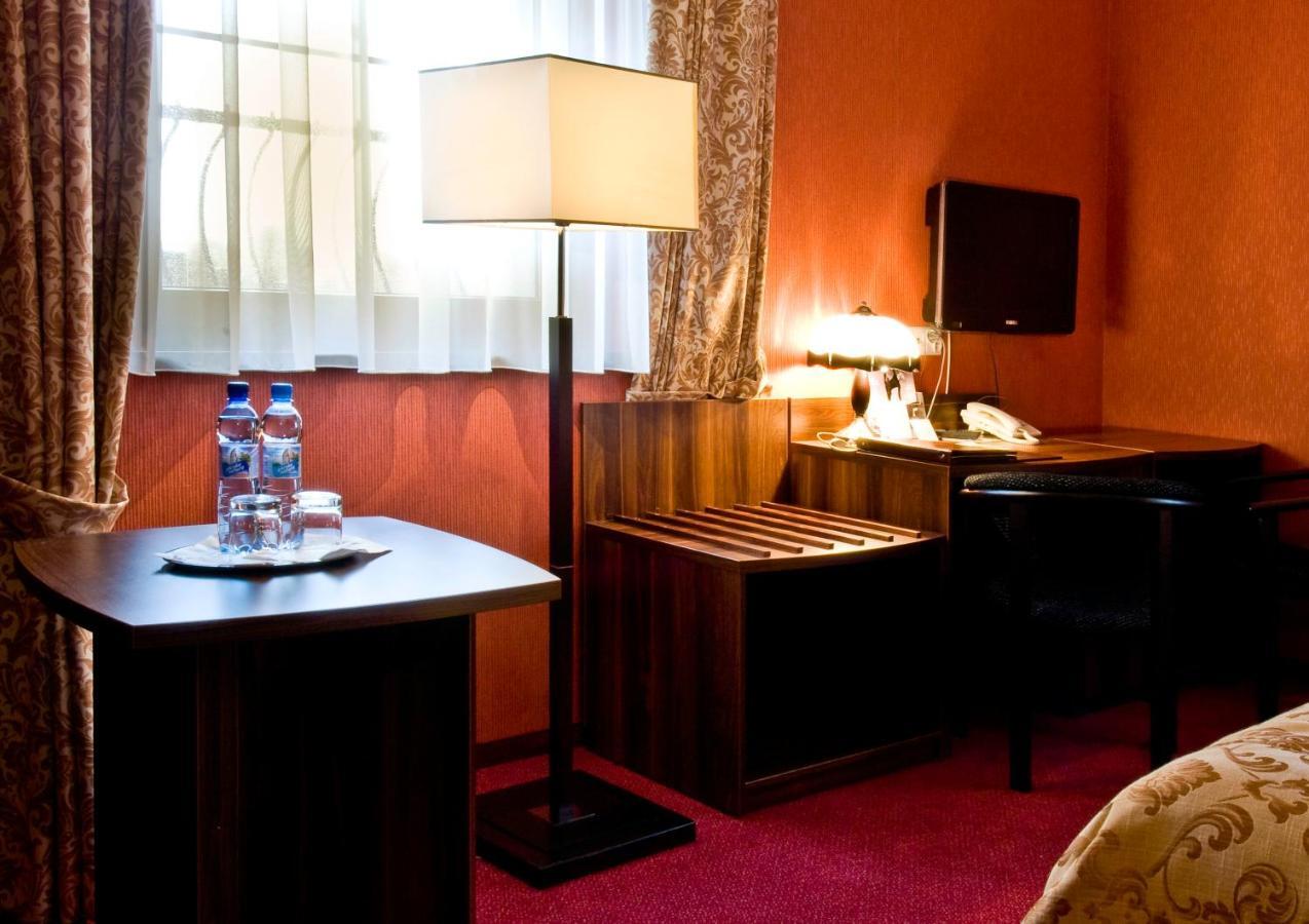 Hotel Dworski Galaktyczny Park Warzymice Zimmer foto